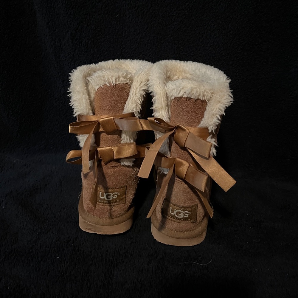 Girls’ Uggs - Ribbon, Size 4